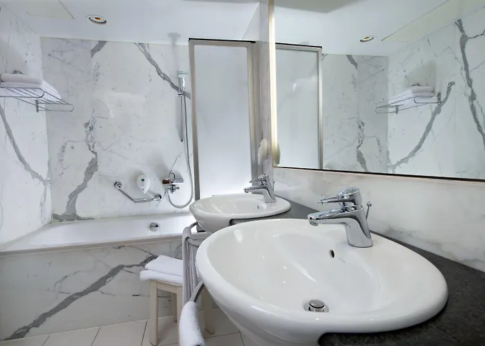 Radisson Hotel, Fuerst Leopold 4*